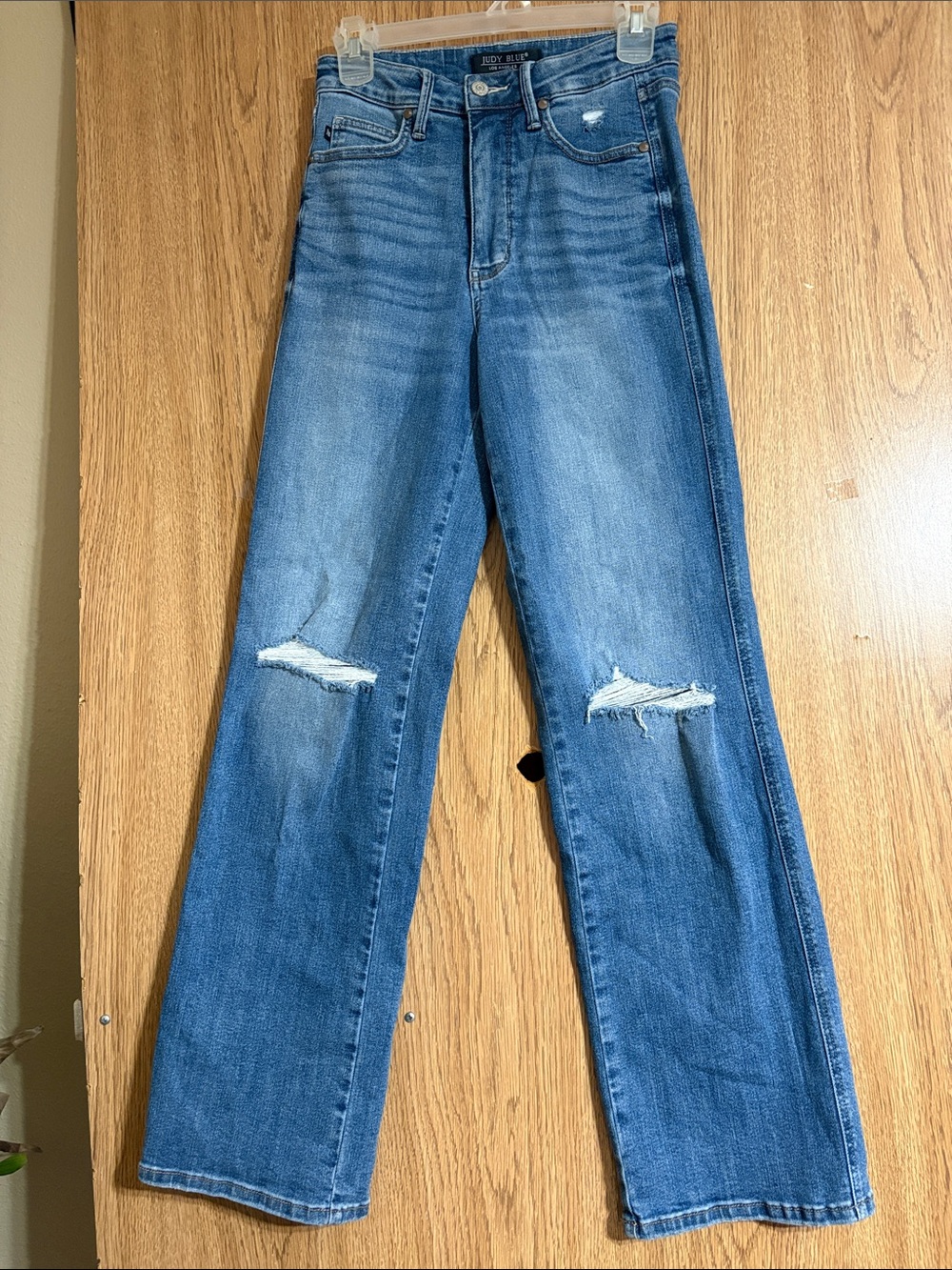 Judy Blue Distressed straight Leg Jeans in Medium Blue Wash
